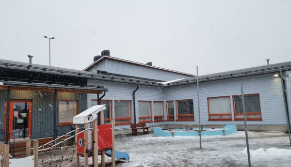Ett hus med en lekplats