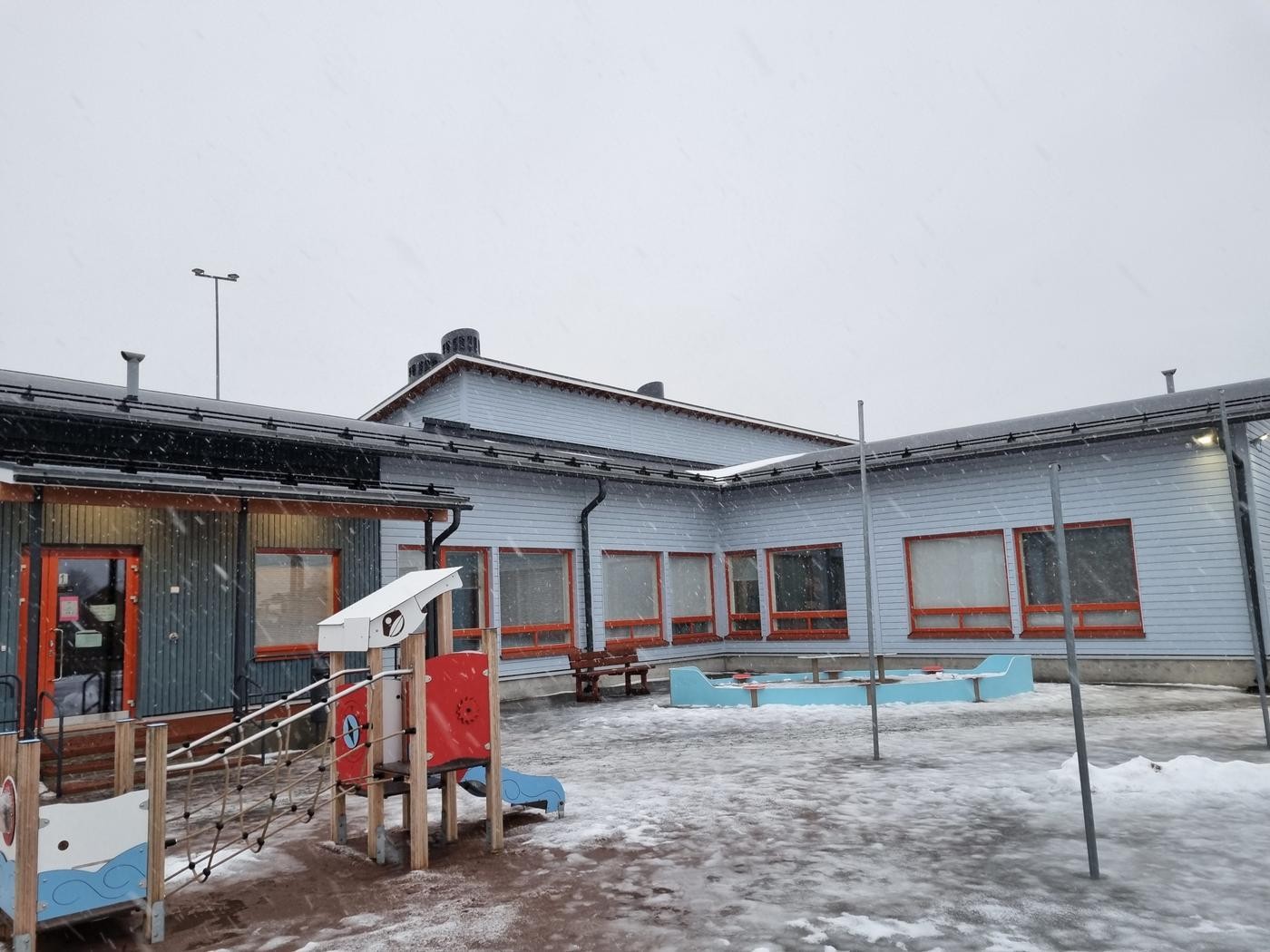 Ett hus med en lekplats
