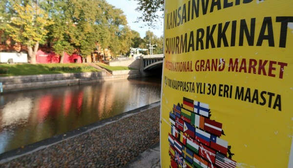 Gul marknadsskylt, Aura å i bakgrunden.