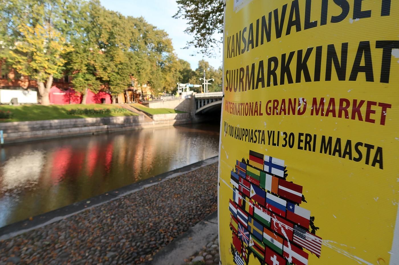 Gul marknadsskylt, Aura å i bakgrunden.