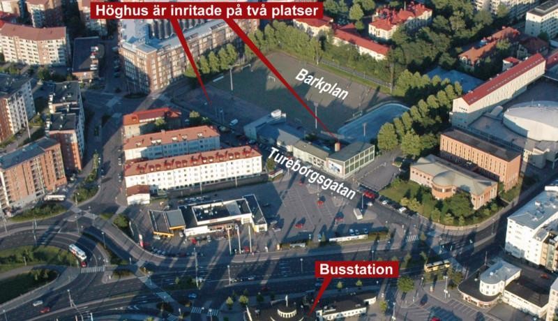 Flygbild över stadskvarter med höghus och idrottsplan