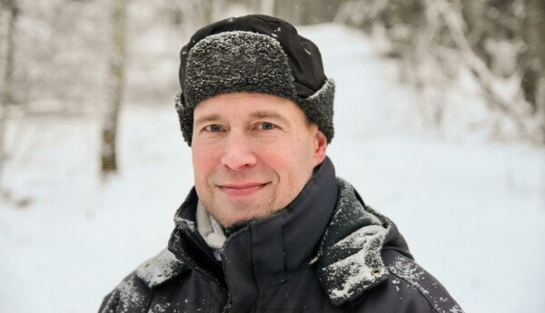 En man med skinnmössa
