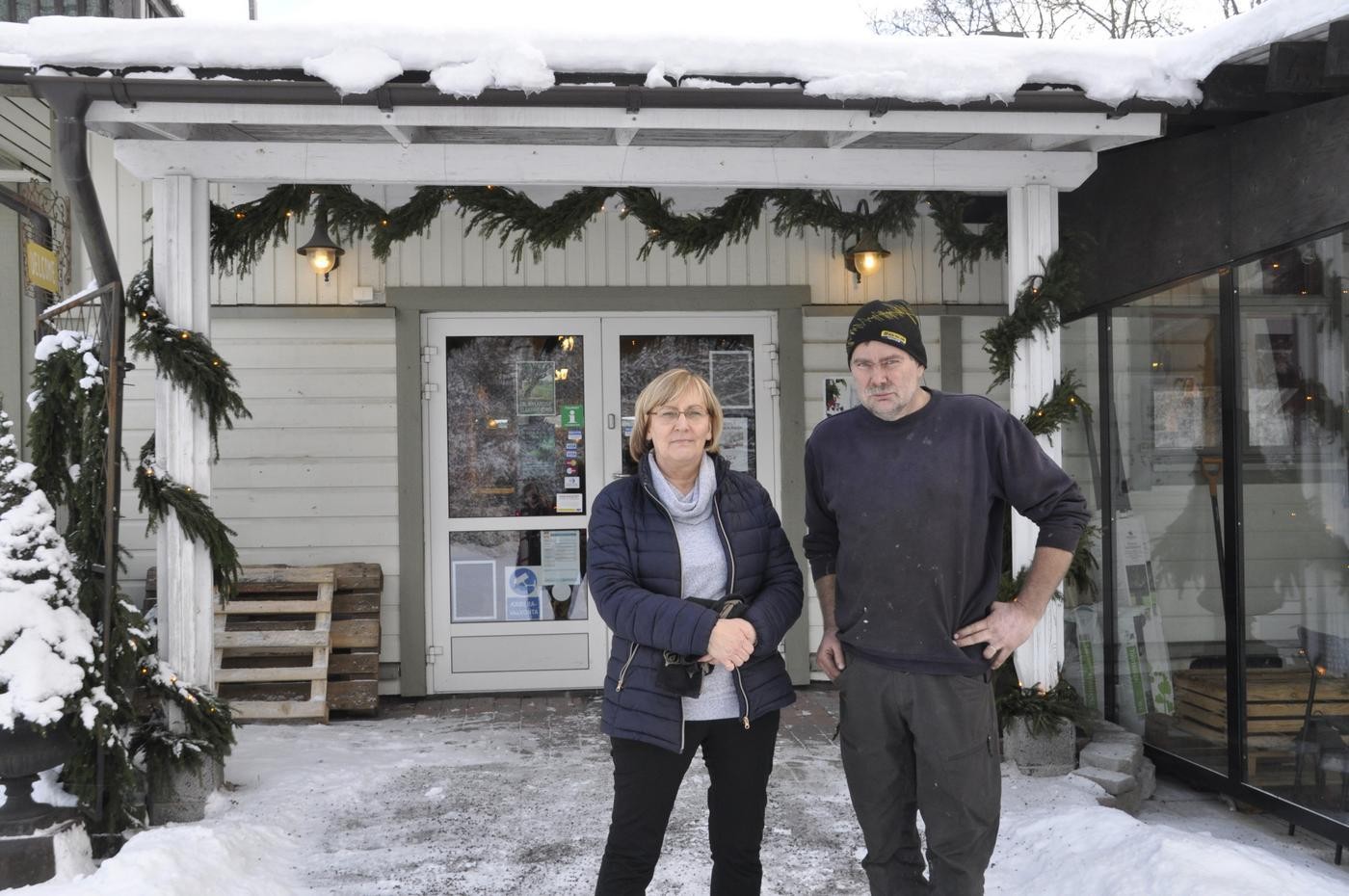 två personer utanför en butiksingång