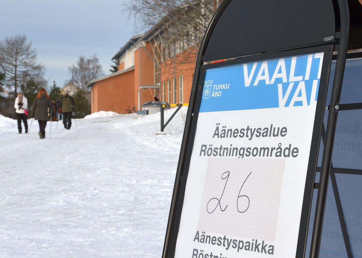 Informationsskylt utanför vallokal