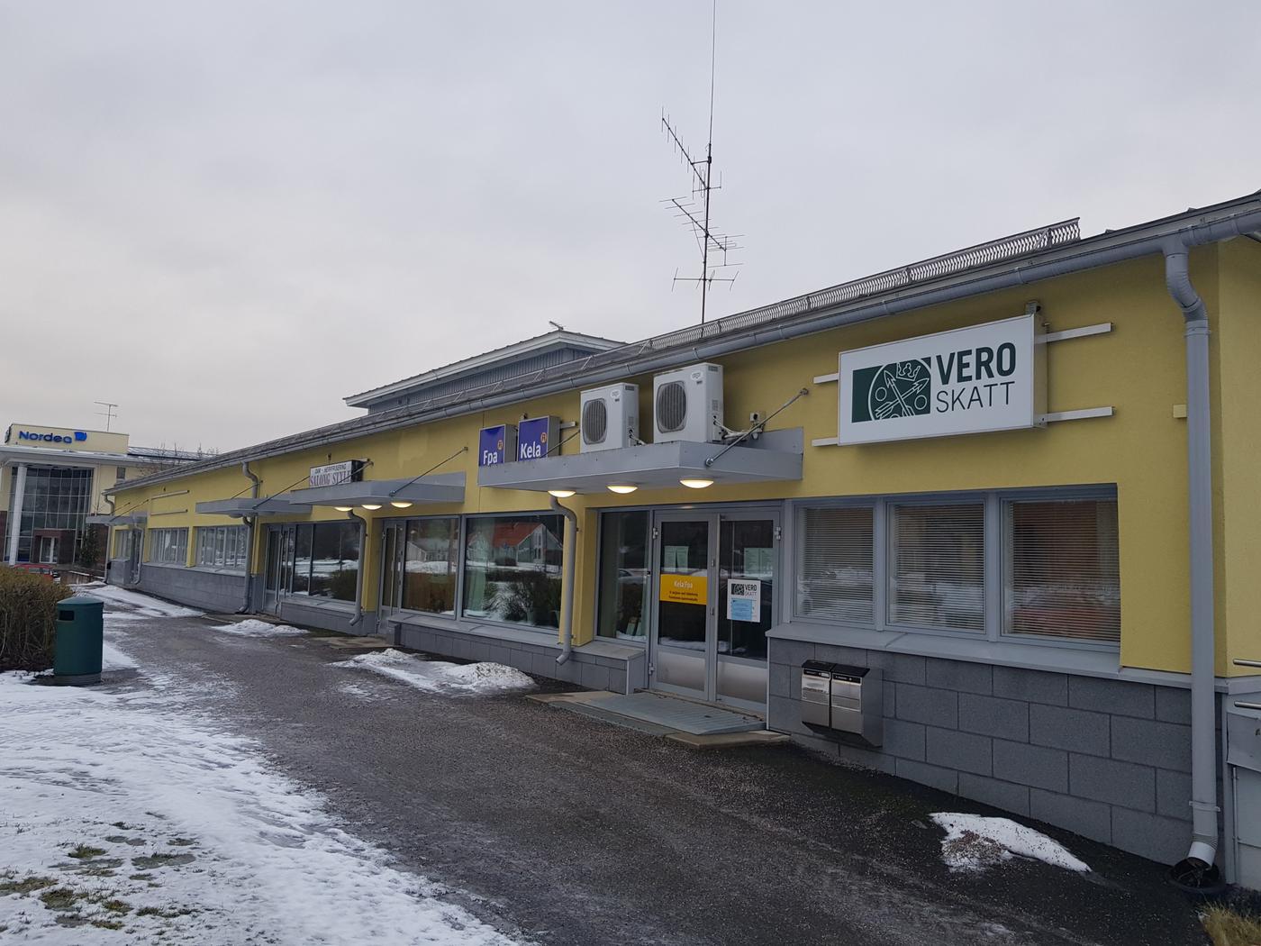 Gult hus med FPA:s och Skatteverkets små byråer