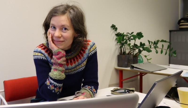 Kvinna framför dator