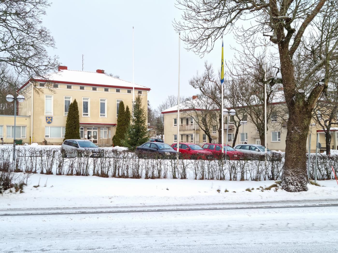 Kommunkansli, gul tegelbyggnad
