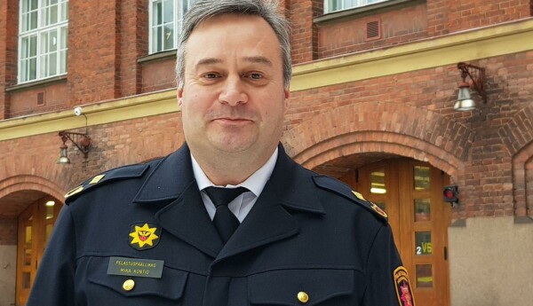 Brandchef framför gammal brandstation