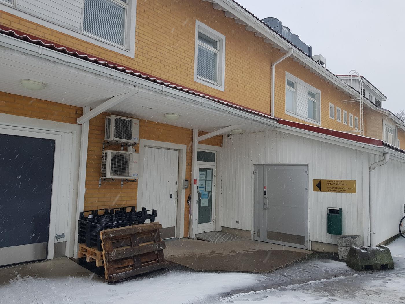 baksidan av affärshus med ingång