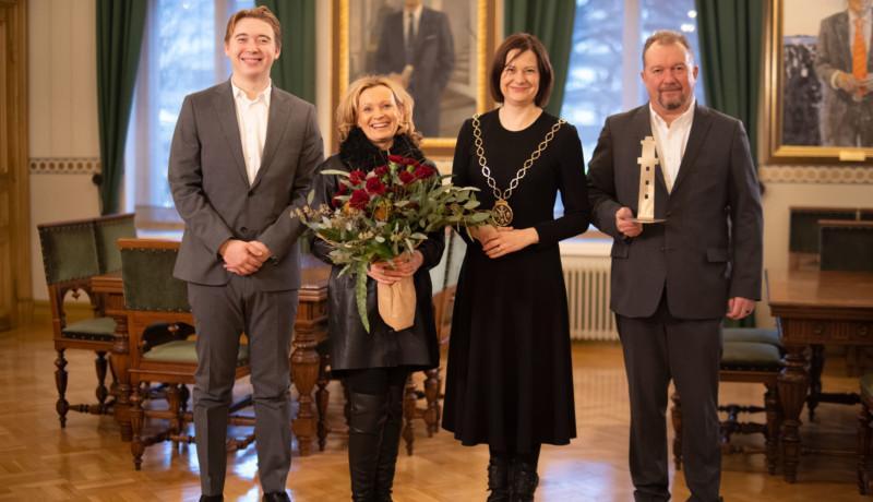 Fyra festklädda människor