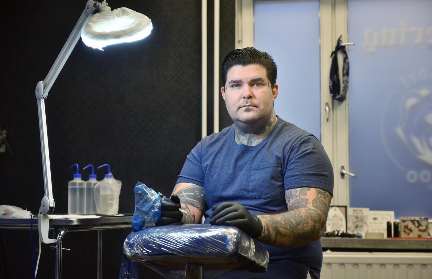 man i tatuerarstudio