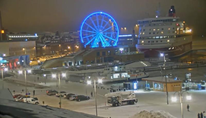 en suddig bild på en hamn