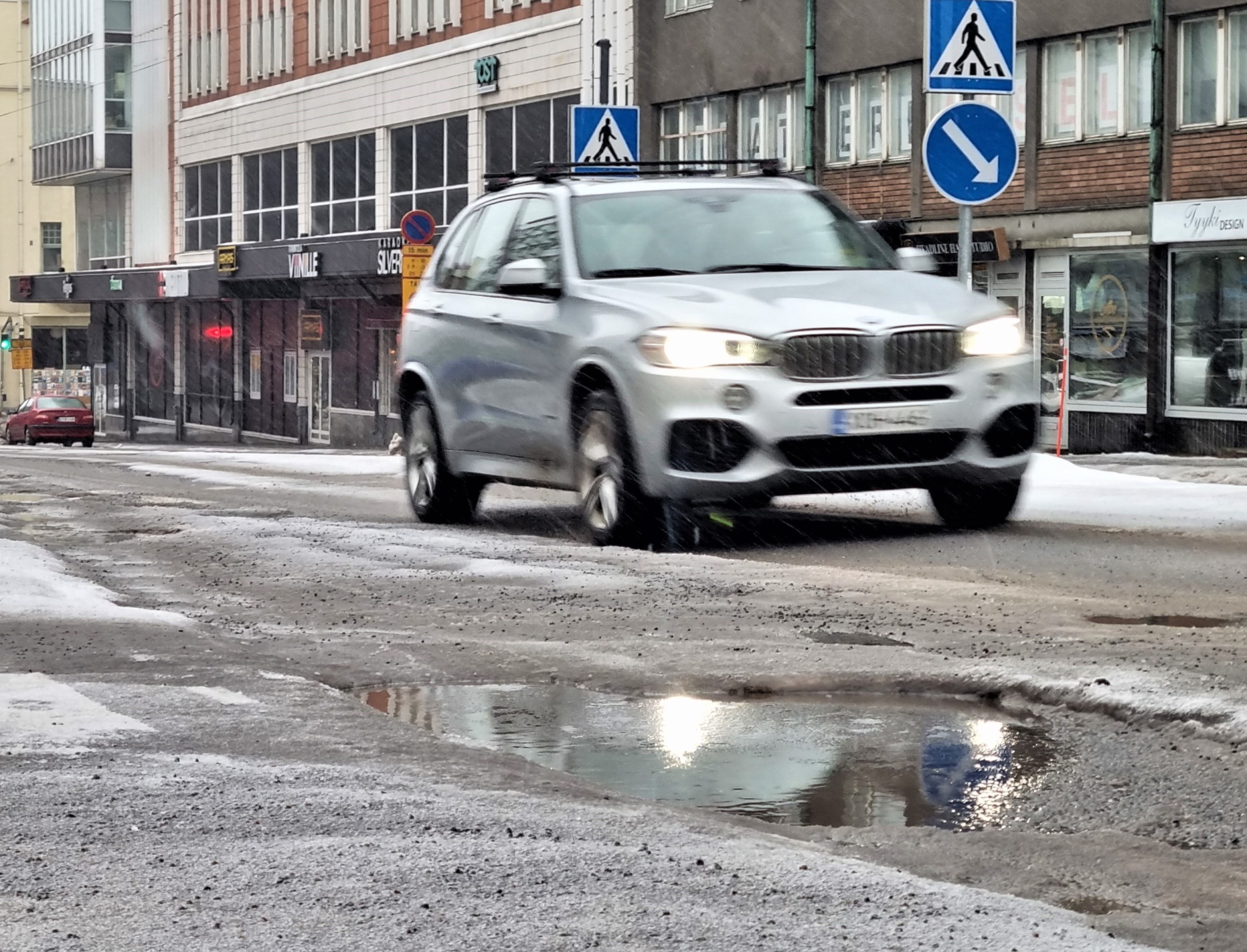 en bil och en väg