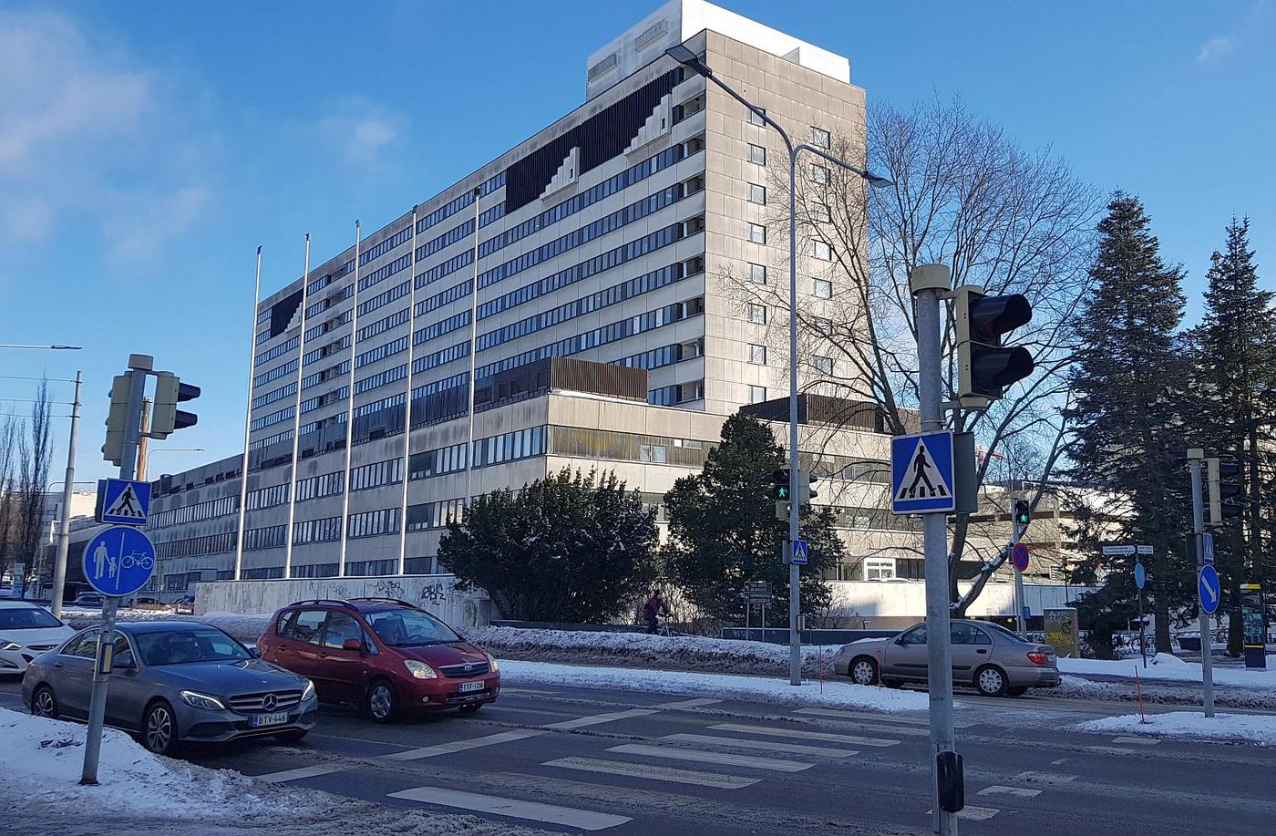 Sjukhusbyggnad vid livlig korsning