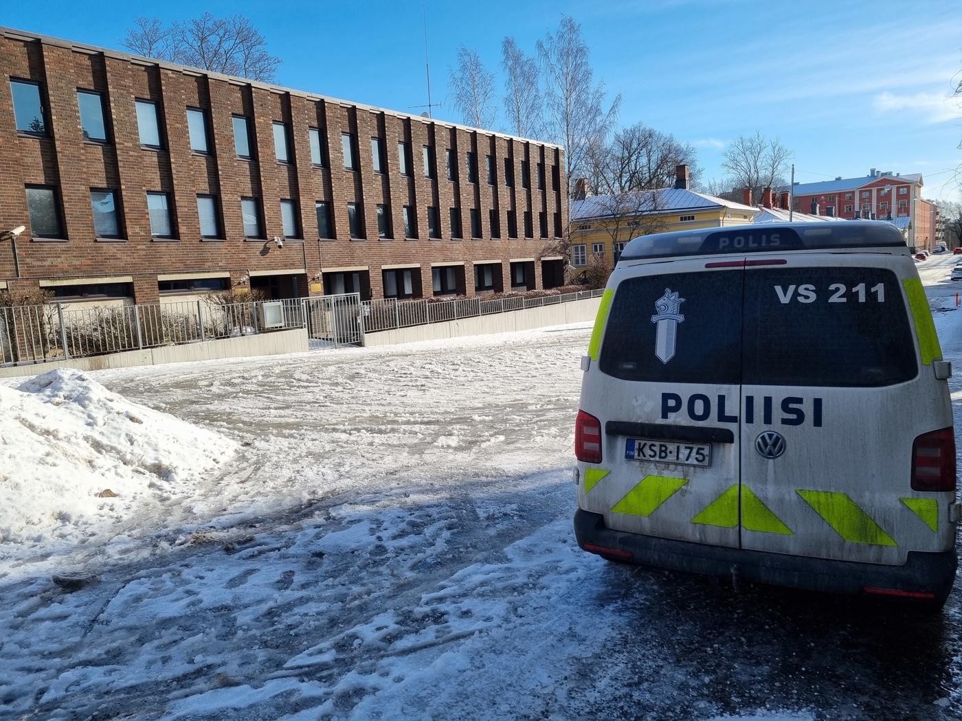 En polisbil på en gata. 