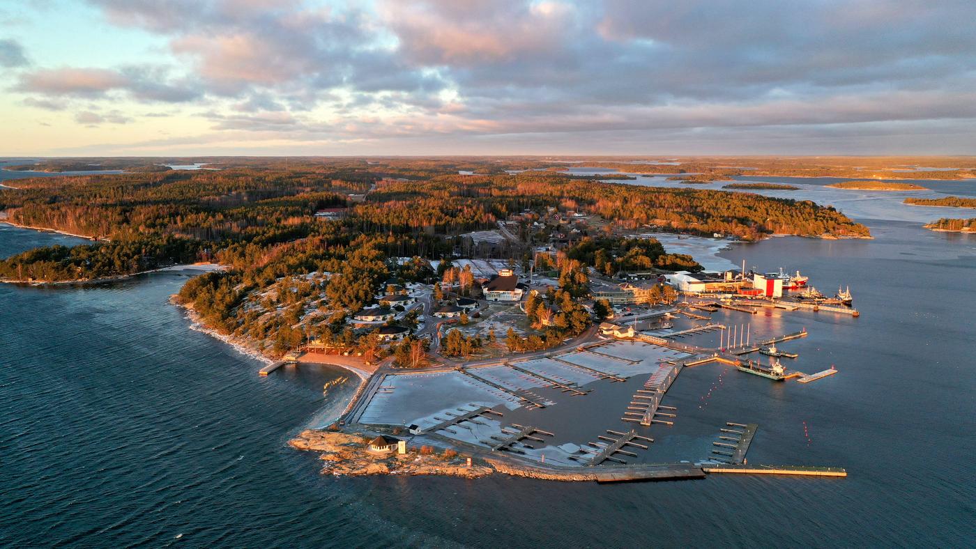 flygfoto över en udde med hamn