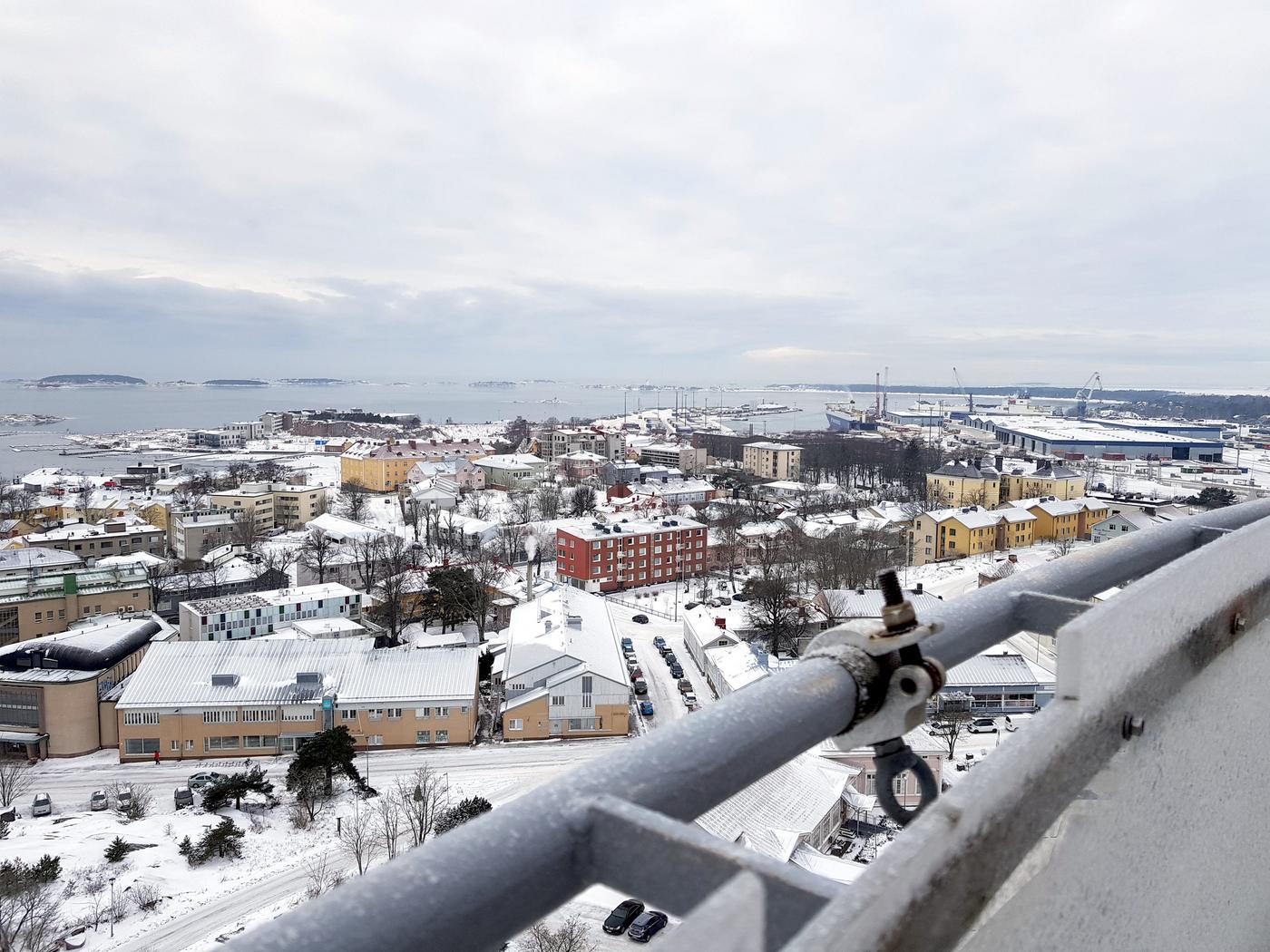 Stad och hamn fotad från ett torn