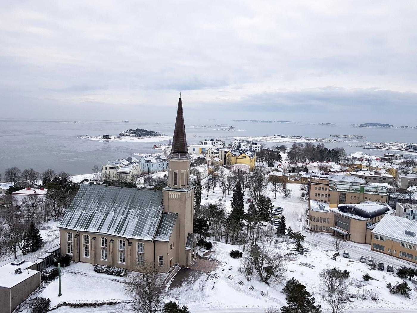 kyrka och stad fotad uppifrån