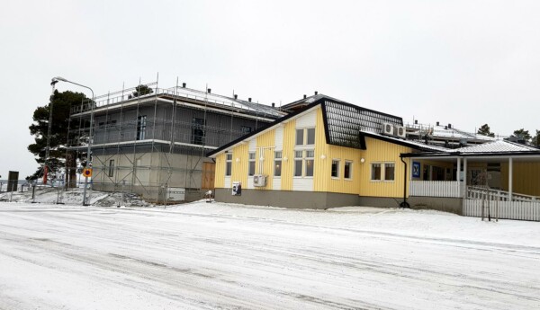 Nybygge vid en äldre gul restaurangbyggnad