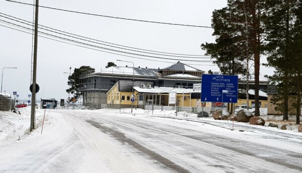 Stort nybygge vid en hamn.