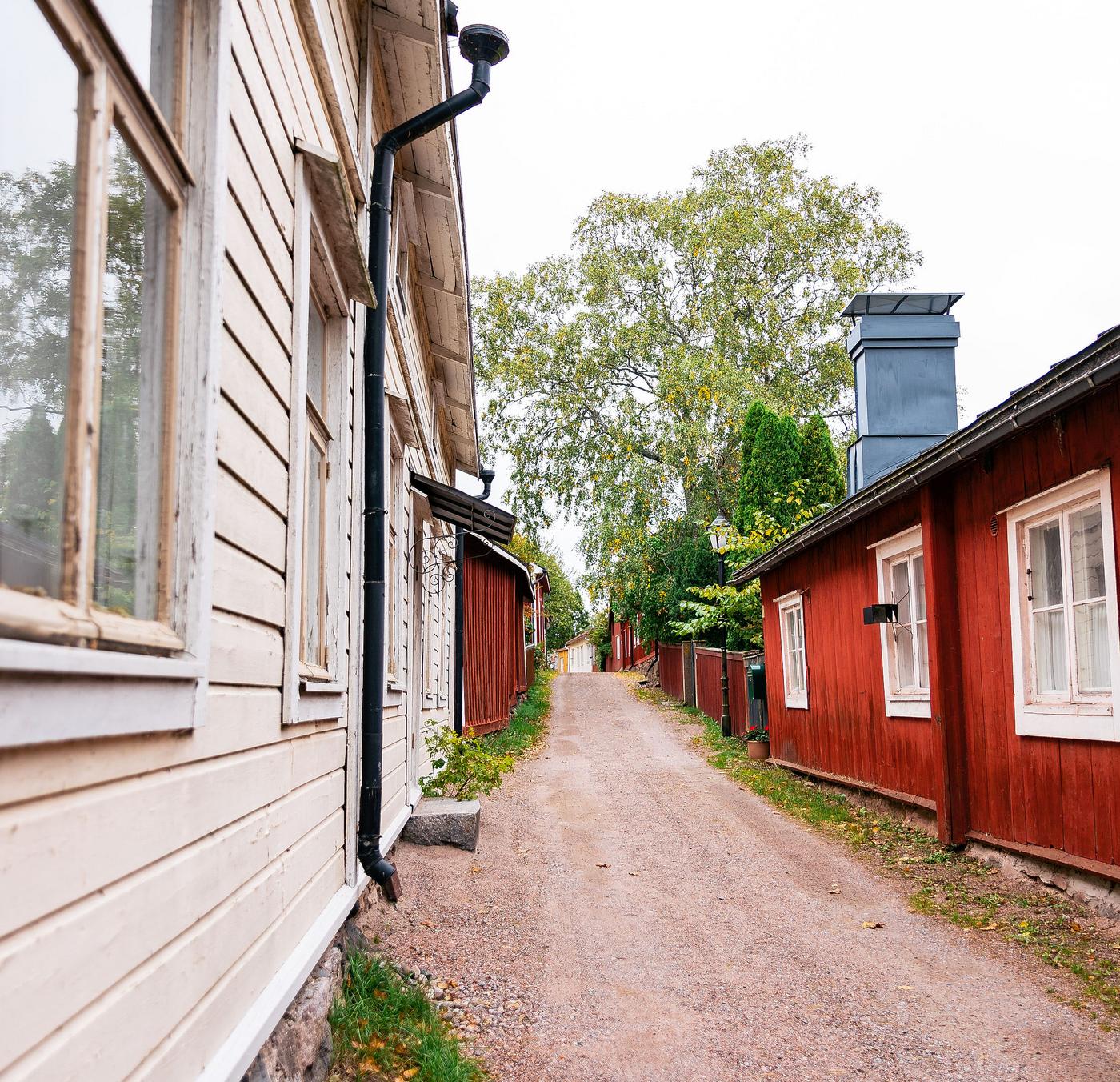 Smal gränd i gammaldags bostadsområde