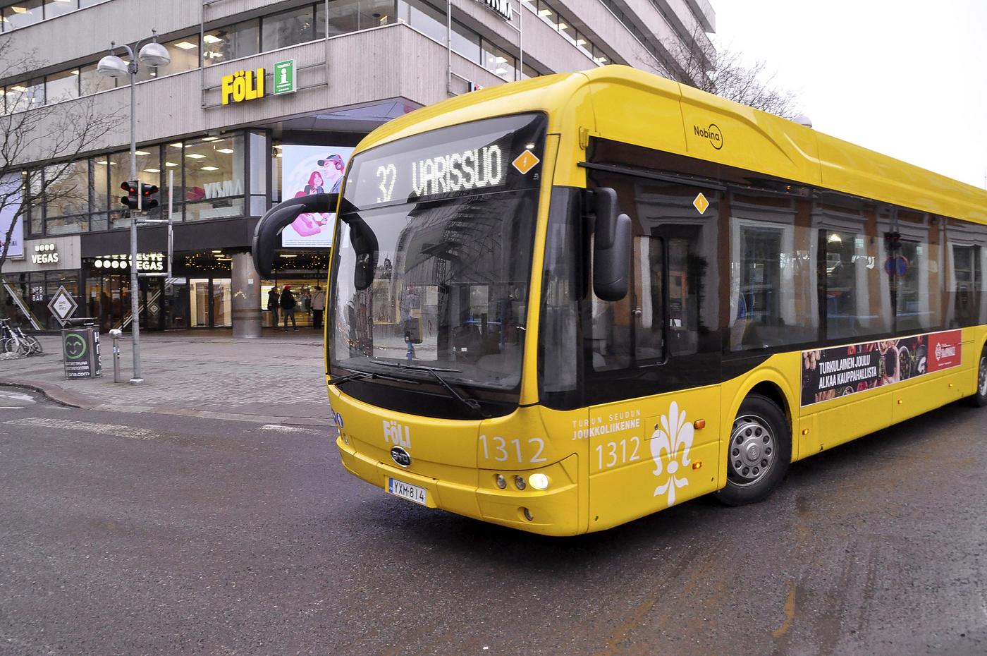Gul stadsbuss i stadsmiljö