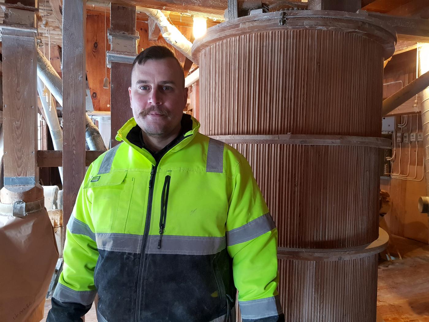 Man inne i en kvarnbyggnad