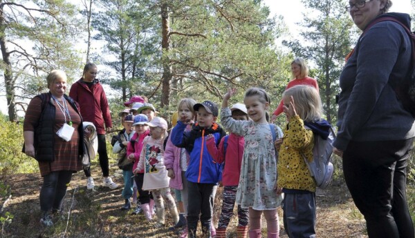barngrupp i skogen