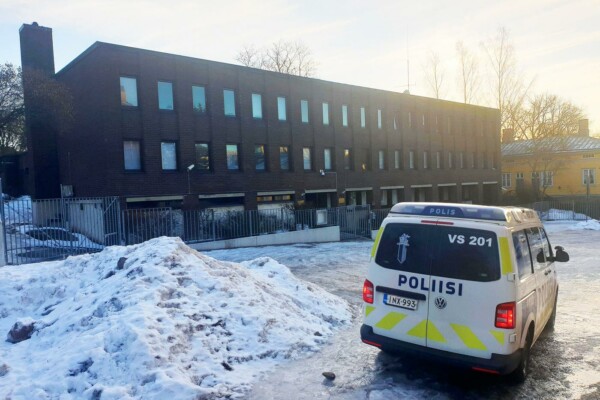 Polisbil utanför brun byggnad