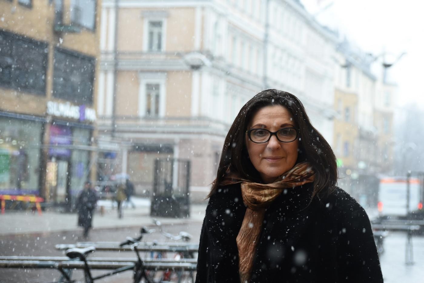 En kvinna står på gatan