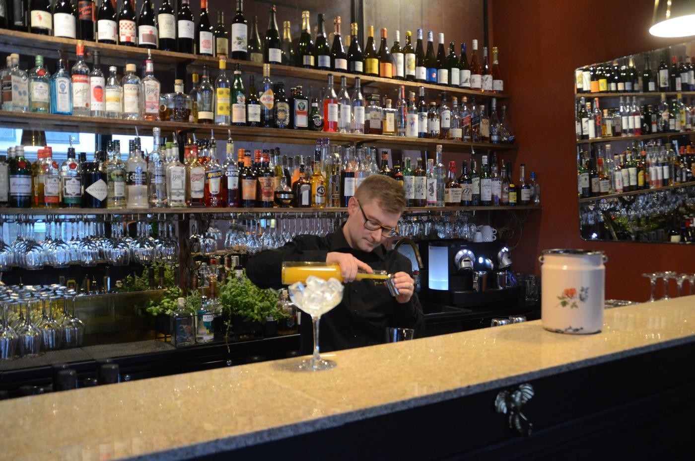 En bartender blandar ihop en drink.