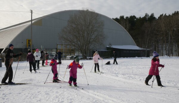 Barn och vuxna i skidspåret.