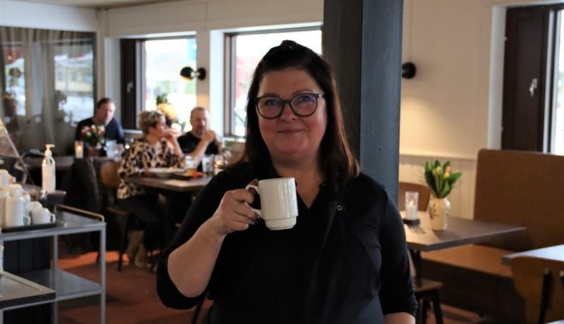 En kvinna med en kaffekopp.