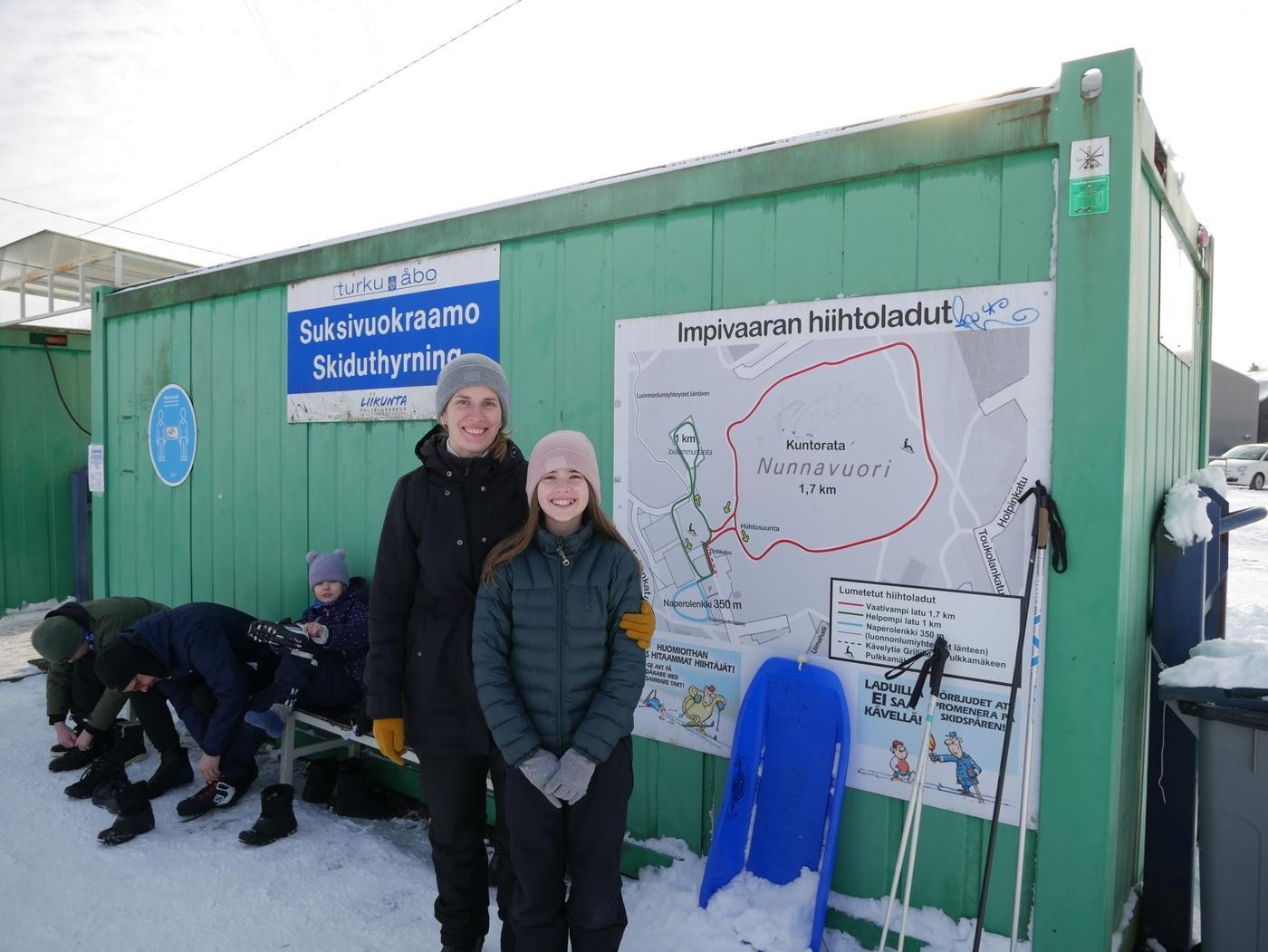 En kvinna och en flicka iklädda pjäxor ler mot kameran.