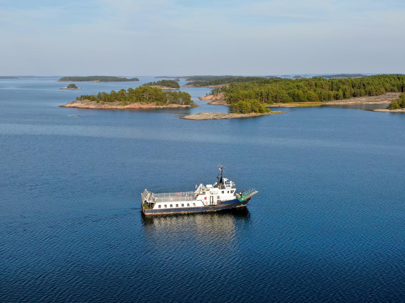 ett blåvitt fartyg i skärgården