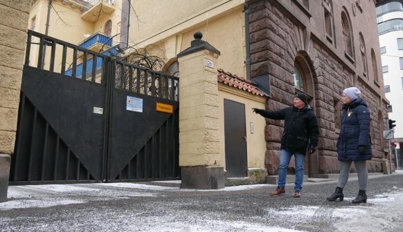 en man och en kvinna utanför ett hus