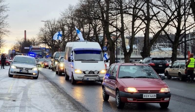 Bilar på rad med polisbil som övervakar