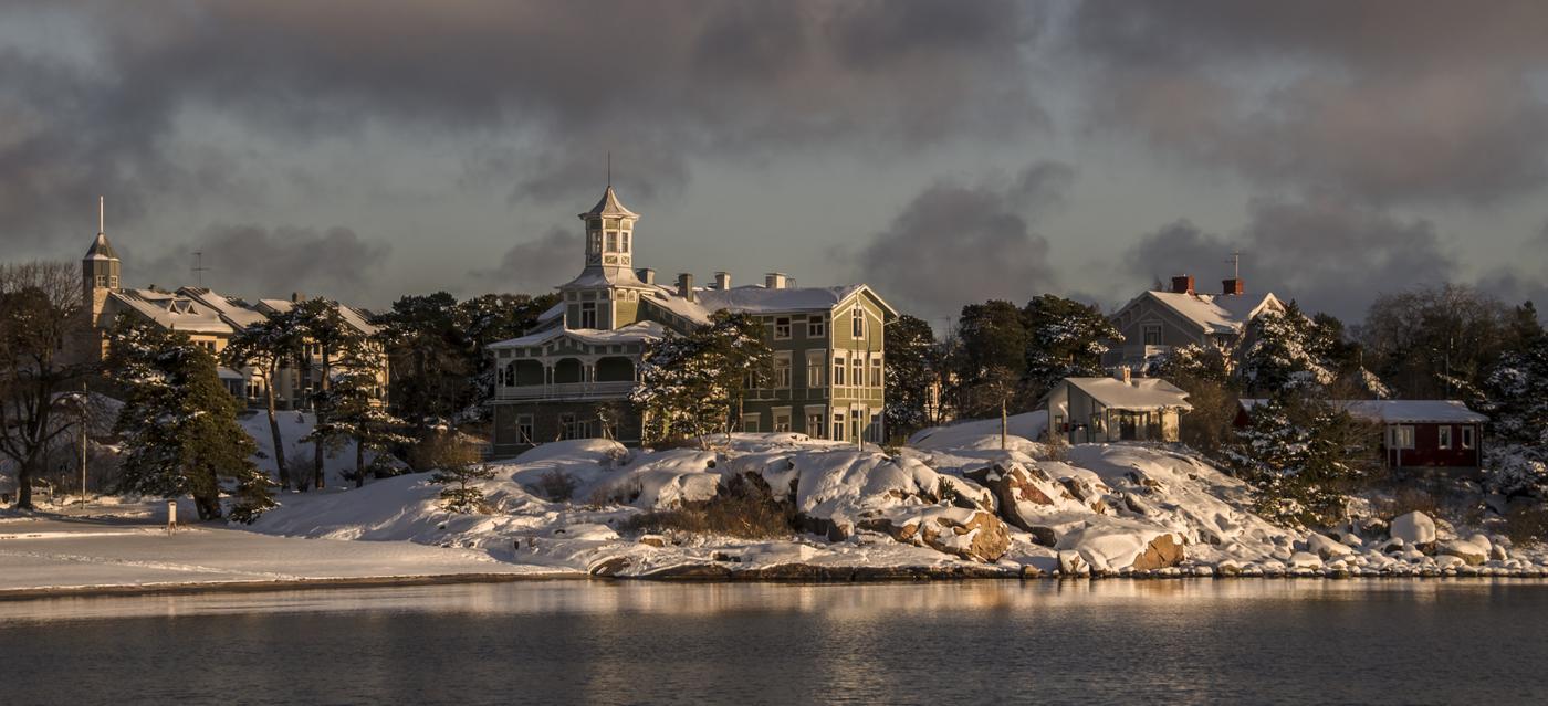 trävilla vid havet i vinterlandskap