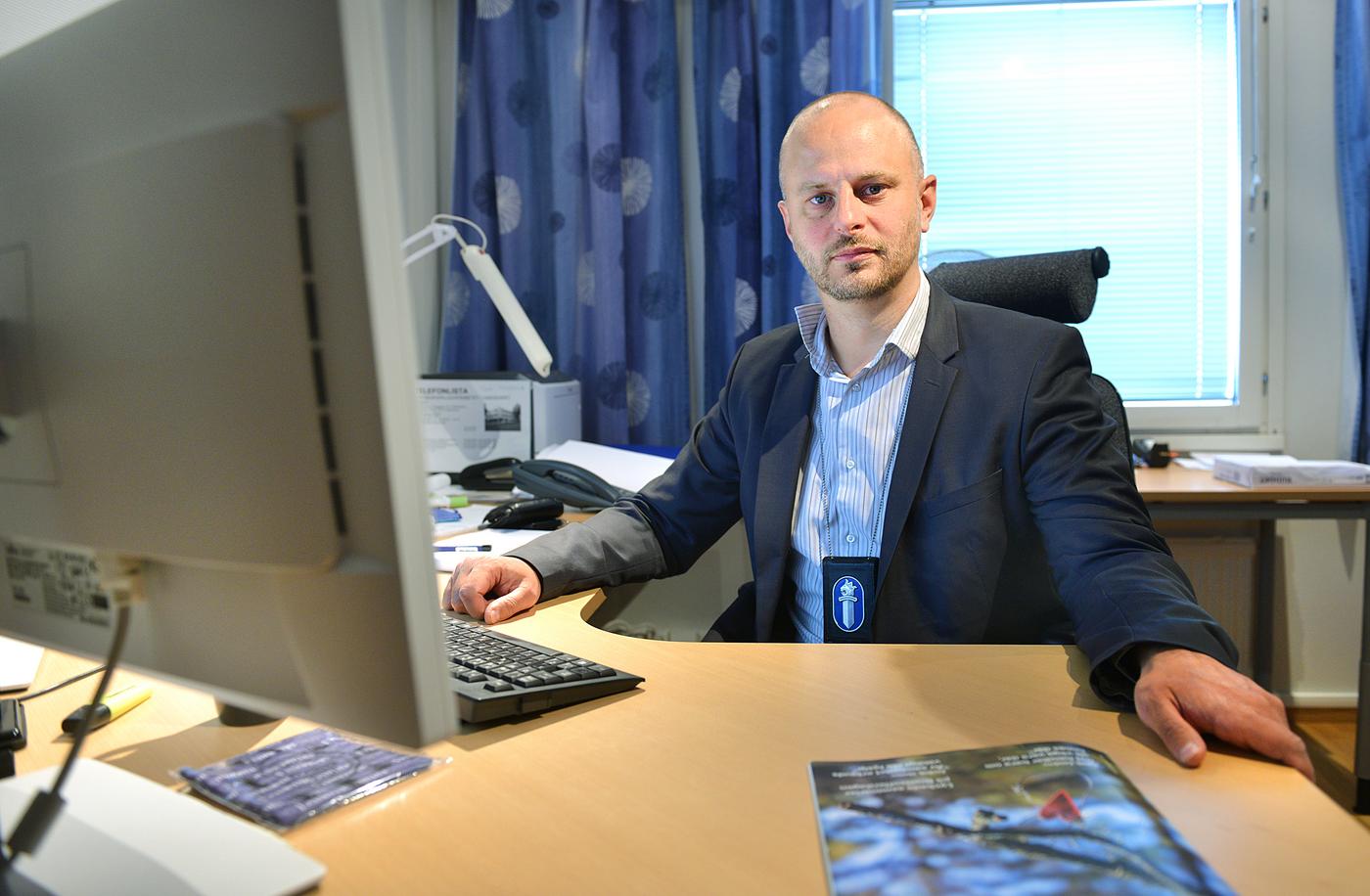En man sitter bakom sitt skrivbord