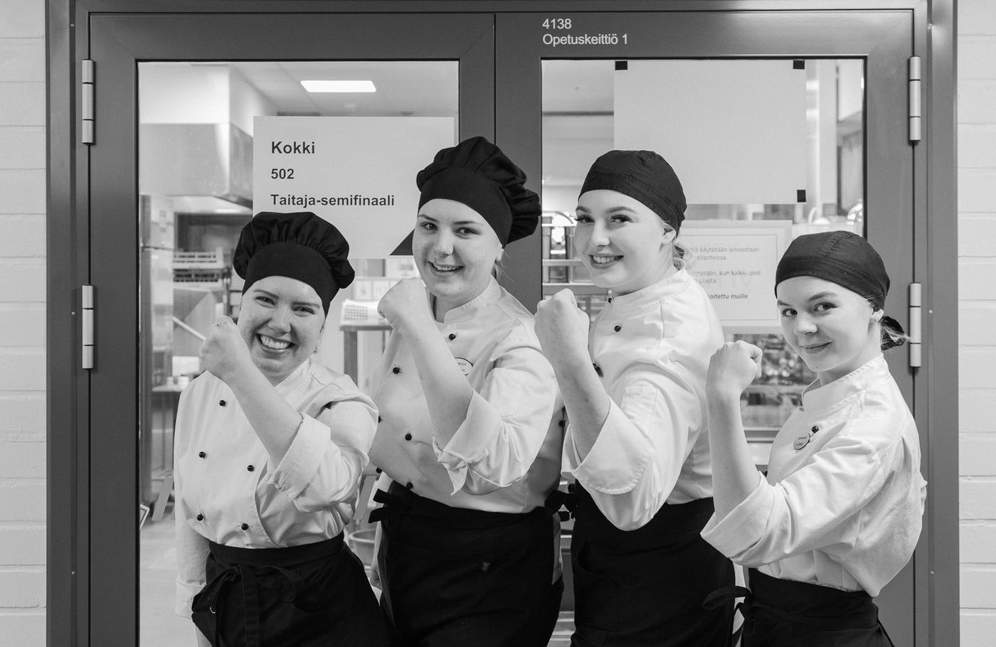 fyra unga kvinnor i vita dräkter
