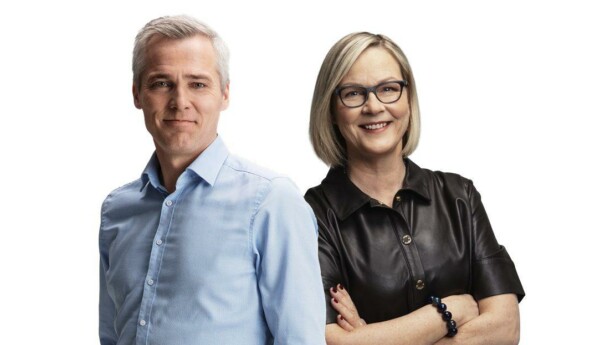 en man och en kvinna ler