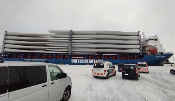 ett stort fartyg i hamn