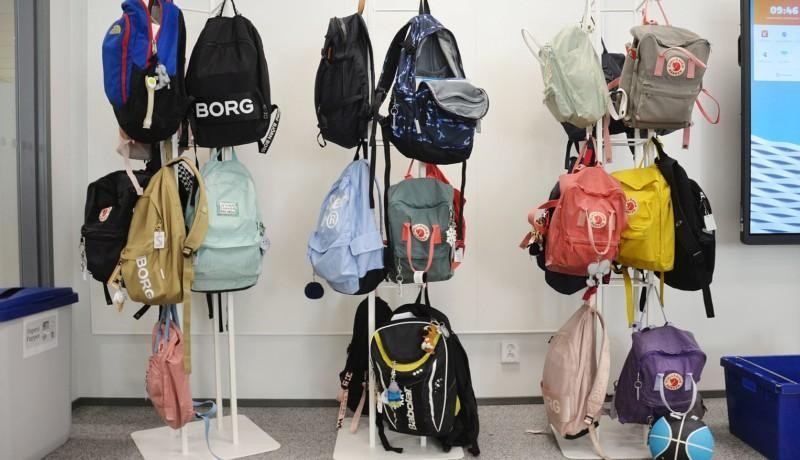 Ryggsäckar hänger på ställningar