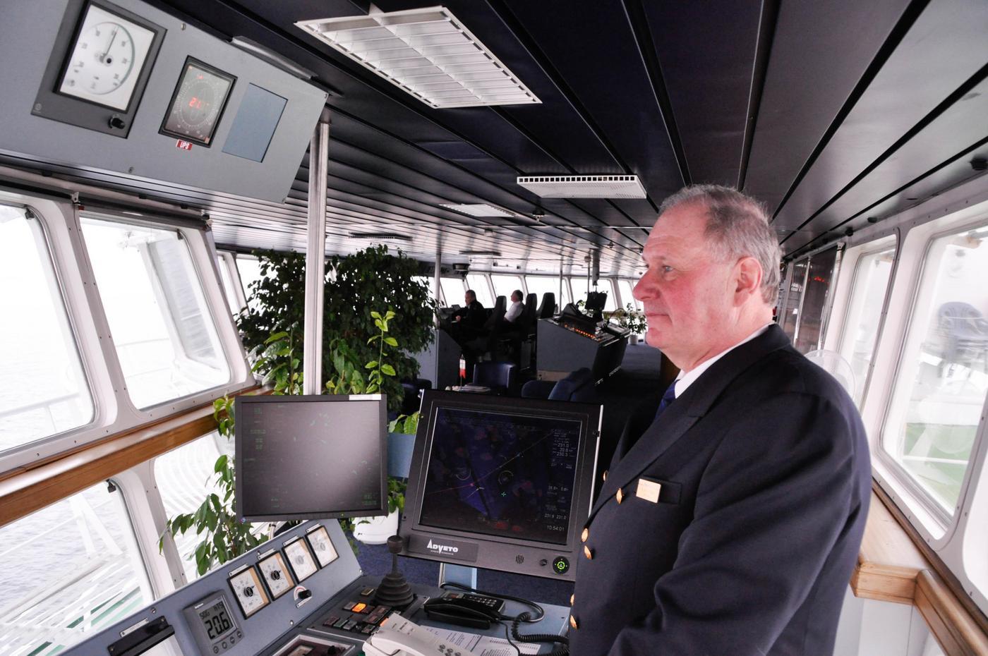 En kapten på en kommandobrygga
