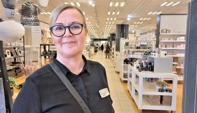 Kvinna i butik