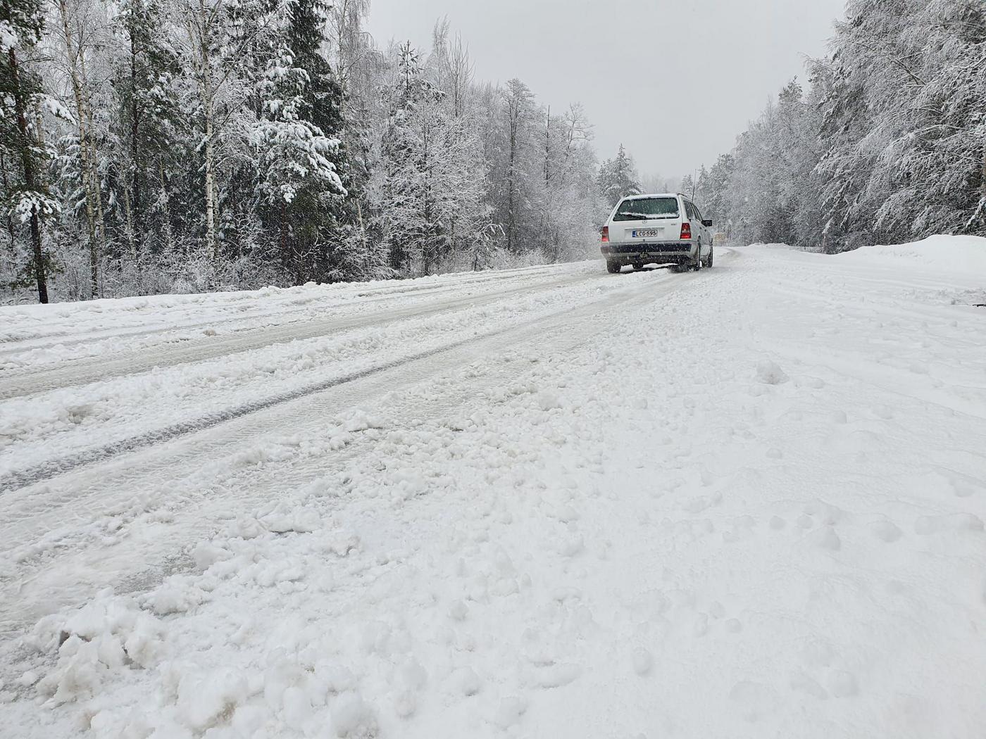 snöig väg