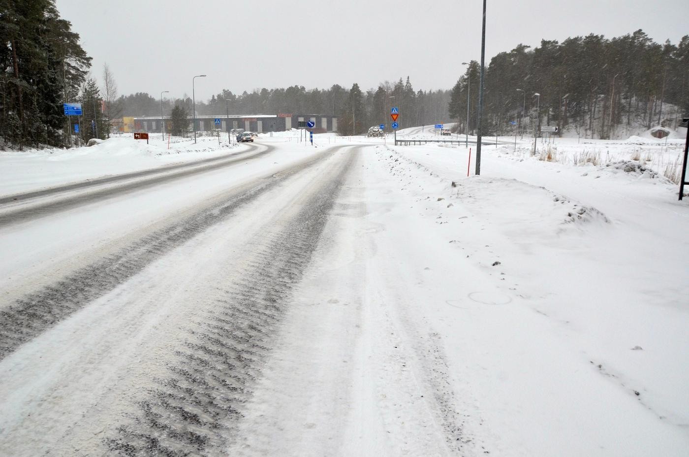 gropar i en vägyta vintertid