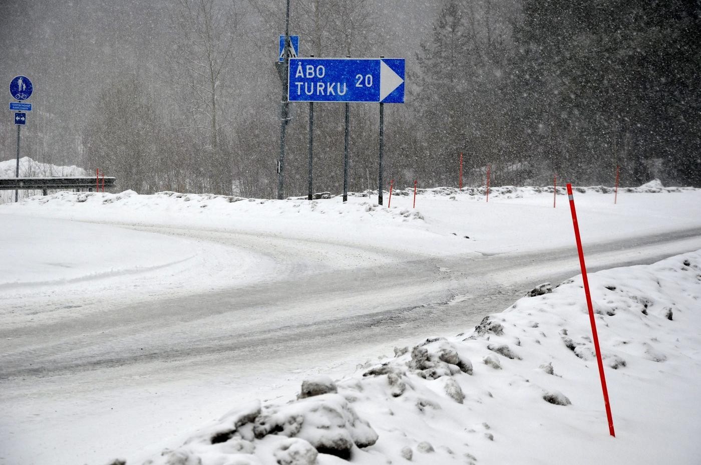 gropar i en vägyta vintertid