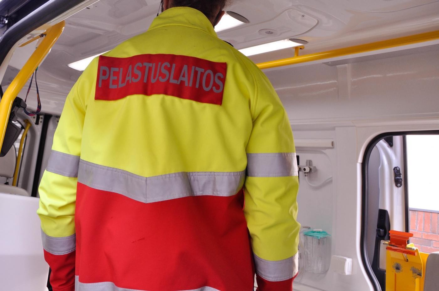 en sjukvårade i en ambulans