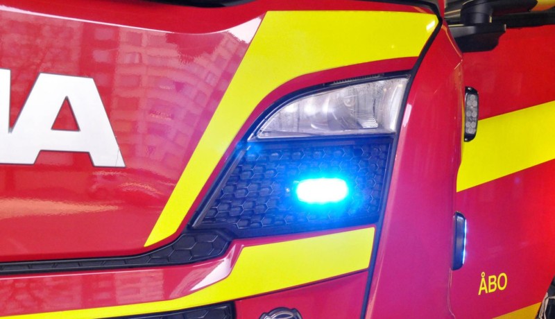 en brandbil med blinkande ljus